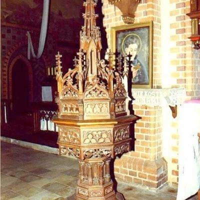 Der Taufstein in der kath. Kirche - Sicht Chorraum